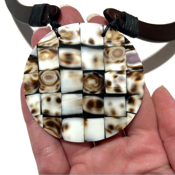 Hawaii Handmade Checkered Shiny Shell Round Pendant Necklace Wood Chain Brown - Picture 3 of 12